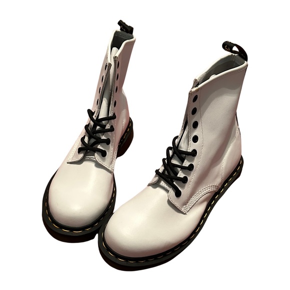 NEW IN BOX White Dr. Martens 1460 Women’s Smooth Leather Lace Up Boots - Picture 2 of 5